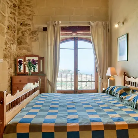 Zebbug Sleeps 4 With Pool And Wifi